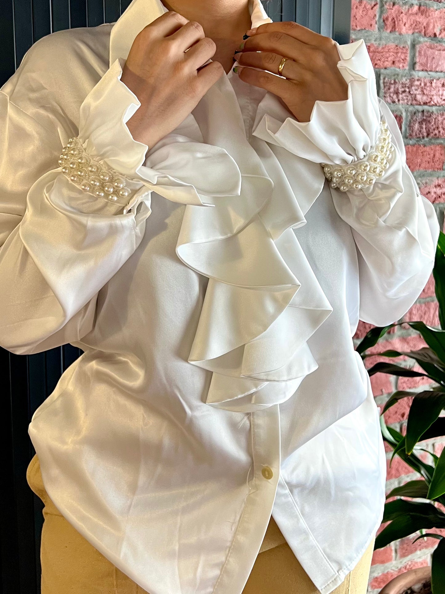 Lili Crepon - White Shirt with Cuff Detail